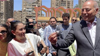 محافظ القاهرة يشارك المواطنين احتفالاتهم بشم النسيم ويوزع وجبات بيض (صور وفيديو)