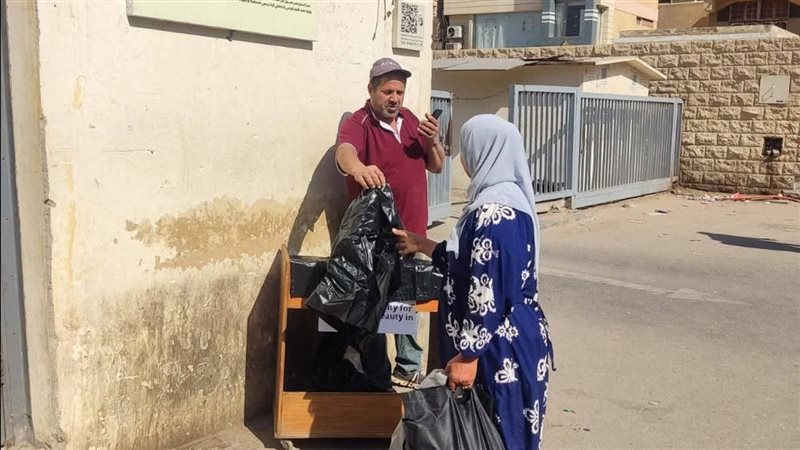توزيع اكياس القمامة