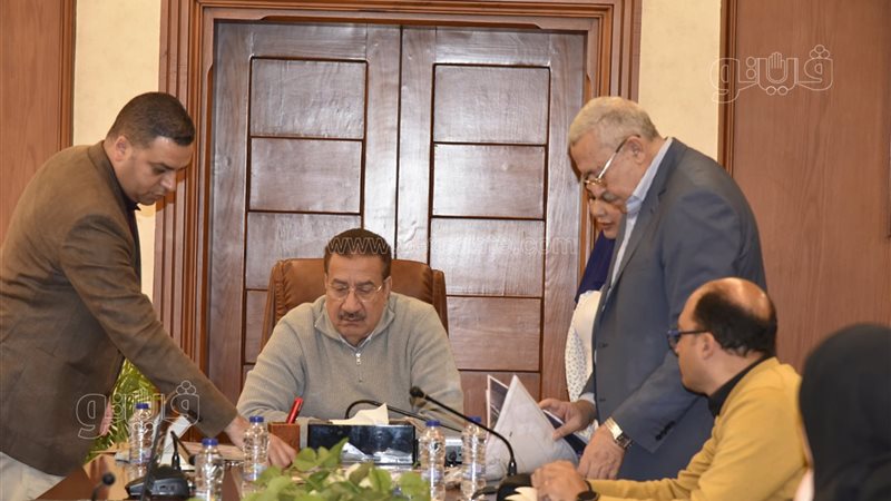 محافظ بورسعيد يناقش