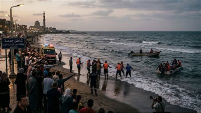 تفاصيل إنقاذ شابين من الغرق والبحث عن ثالث لأربع ساعات بشاطئ 15 مايو بجمصة