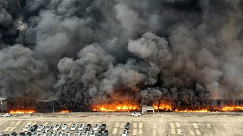 اشتعال النار في مصنع