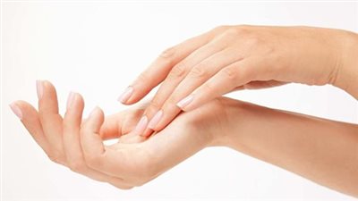 طرق الحفاظ على يديك ناعمتين، مع استخدام المنظفات