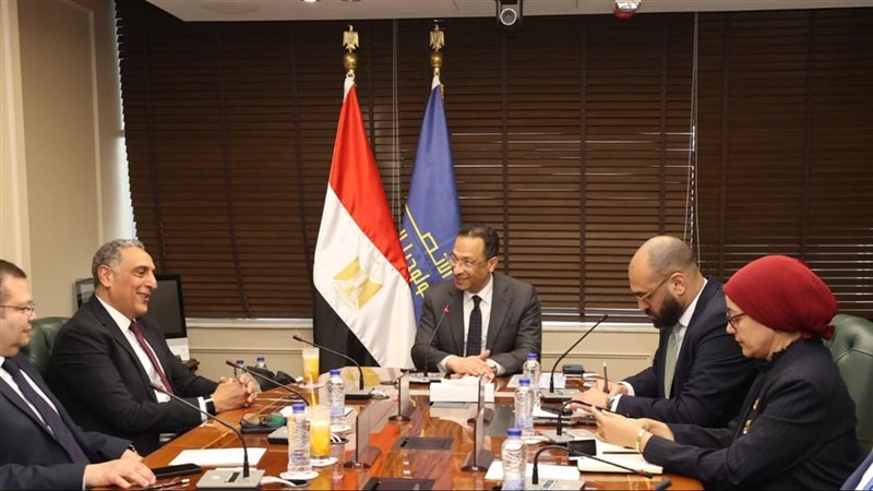 وزير الاتصالات خلال