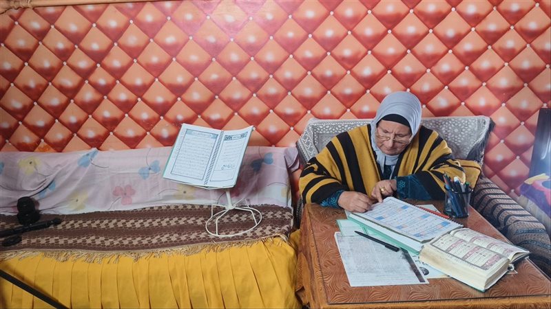 الحاجة ماجدة بتكتب