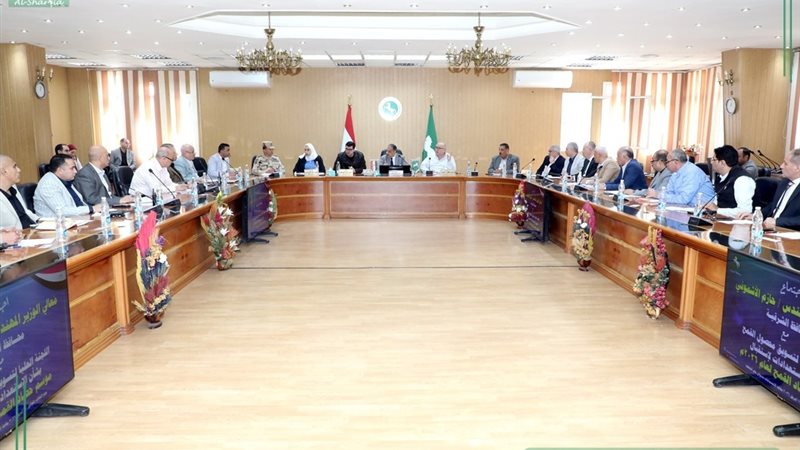 محافظ الشرقية يعقد