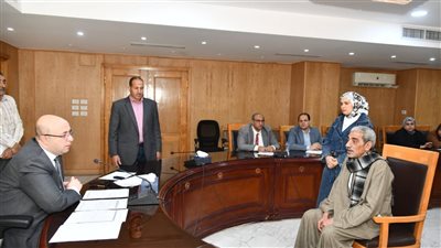 محافظ الفيوم يوجه بتجهيز عدد من الفتيات المقبلات على الزواج خلال لقاء خدمة المواطنين 