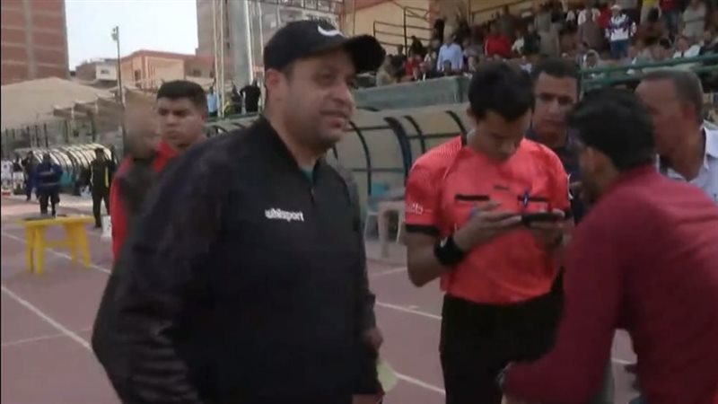 إيقاف طاقم حكام مباراة