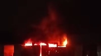 حريق هائل بمخزن جملون بالقناطر الخيرية والحماية المدنية تدفع بـ 10 سيارات إطفاء