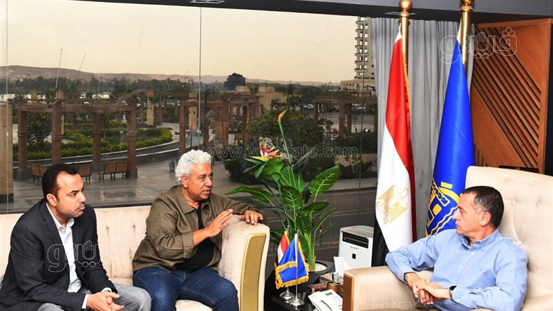 محافظ أسوان يلتقى