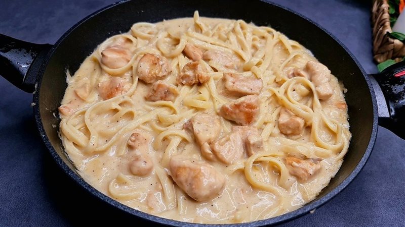 مكرونة وايت صوص بالفراخ،