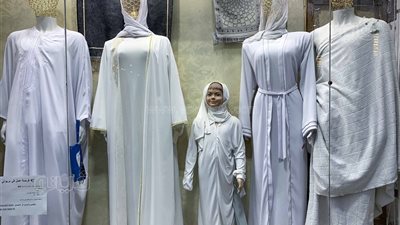 قبل الطواف والسعي، محلات ملابس الإحرام تروي حكاية الاستعداد للحج (صور) 