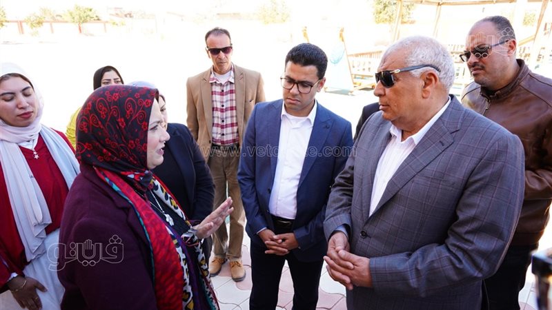 محافظ مطروح وبعض