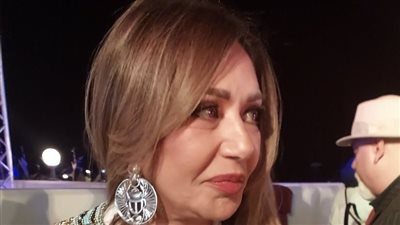 على هامش مهرجان سينما المرأة، ليلى علوي تشتري عقد خرز فرعونيا من المشغولات اليدوية الأسوانية (فيدبو)