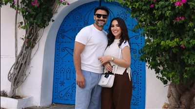 محمد العمروسي يداعب زوجته مي فاروق: أجمل هدية من ربنا
