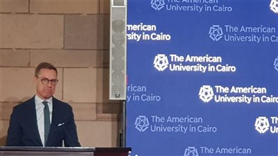رئيس فنلندا يلقي محاضرة بالجامعة الأمريكية بالقاهرة حول التحولات الدولية وإعادة تشكيل موازين القوى