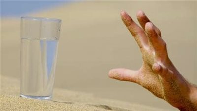 يؤدي لهلاك هؤلاء الأشخاص، استشاري يحذر من العطش ولون البول يكشف الخطورة 