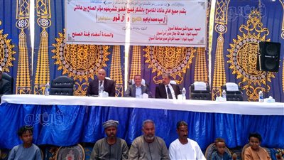 محافظ أسوان يشهد صلحا بين عائلتين بكوم أمبو (صور)