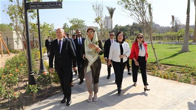 محافظ القاهرة وسفيرة النوايا الحسنة لموئل الأمم المتحدة يتفقدان سوق العتبة