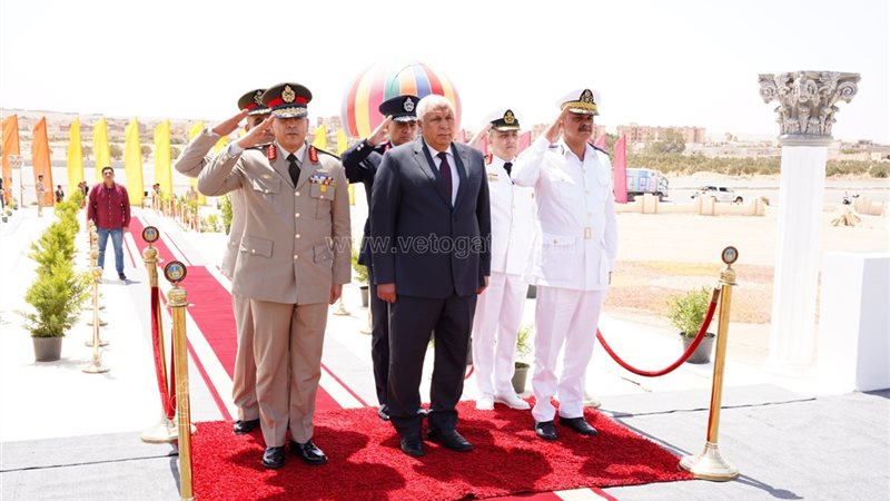 محافظ مطروح يضع إكليلا