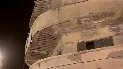 تهشم سيارتين في انهيار جزئي بعقار قديم بشارع الأرمن بالإسكندرية 