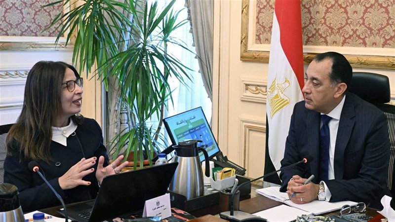 رئيس الوزراء يستعرض