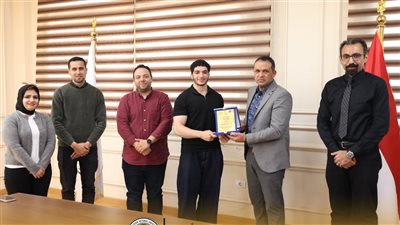 رئيس جامعة المنصورة الأهلية يُكرم أبطال 