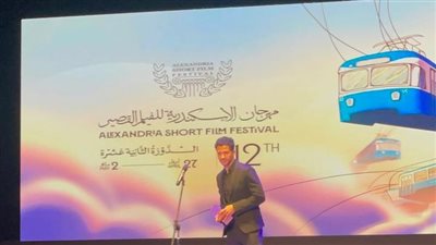 خيري بشارة يسلم تكريم منى ربيع وحسن جاد بافتتاح الإسكندرية للفيلم القصير