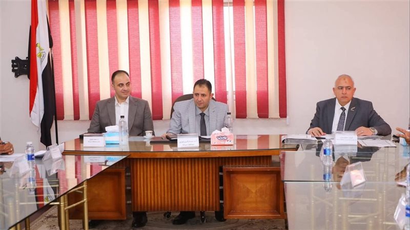 محافظ دمياط يناقش