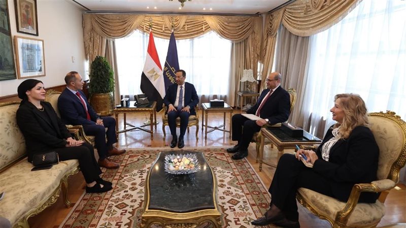 وزير الاتصالات خلال
