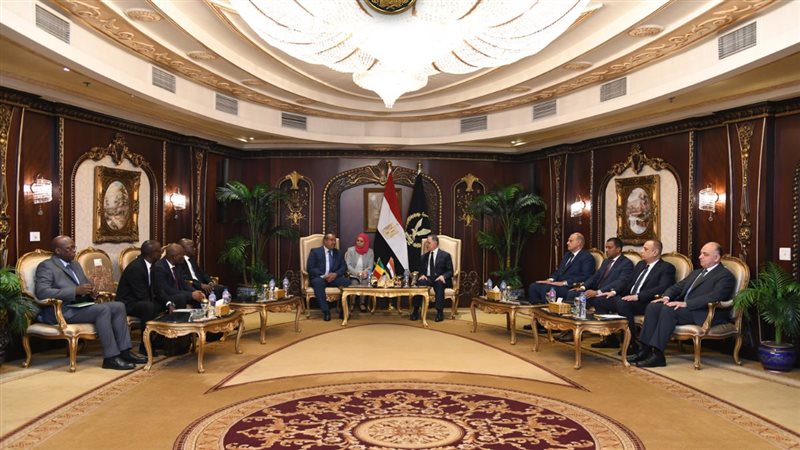 وزير الداخلية مع