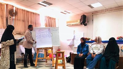 محافظ أسوان: نستهدف التوسع فى برامج التثقيف المالى وتمكين المرأة (صور)