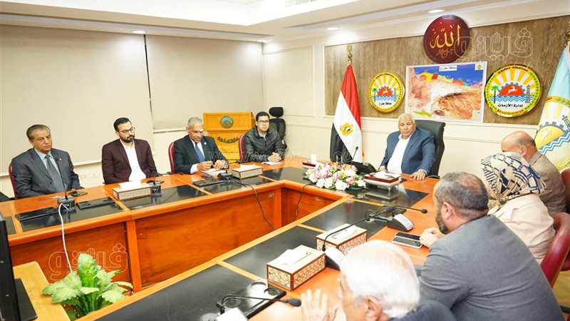 محافظ مطروح يجتمع