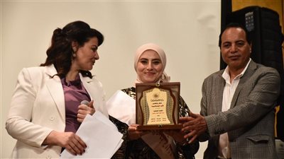 نقابة الصحفيين تُتوج دينا عاشور ضمن الأمهات المثاليات في يوم المرأة (صور)
