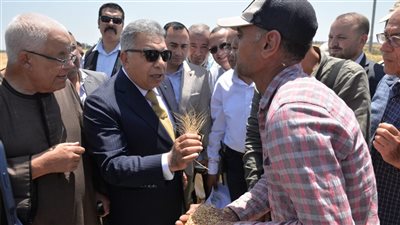 محافظ الدقهلية يطلق موسم حصاد القمح 2026 من حقل إرشادي بمركز أجا