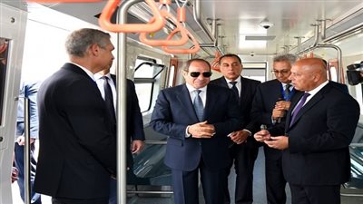 السيسي يتفقد عربة مترو شركة نيرك ويلتقط صورة تذكارية مع العمال (صور)
