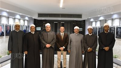 محافظ أسوان يلتقي وكيل الأزهر ويناقشون التنسيق لتنظيم القوافل الدعوية وترسيخ قيم الوسطية (صور)