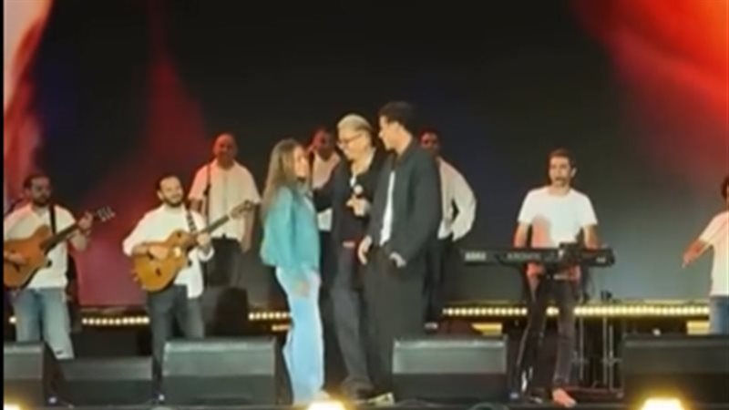  عمرو دياب يغني مع
