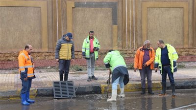 رئيس شركة الصرف الصحي بالإسكندرية يجري جولة ميدانية لمتابعة جاهزية مواجهة مياه الأمطار بالعجمي 