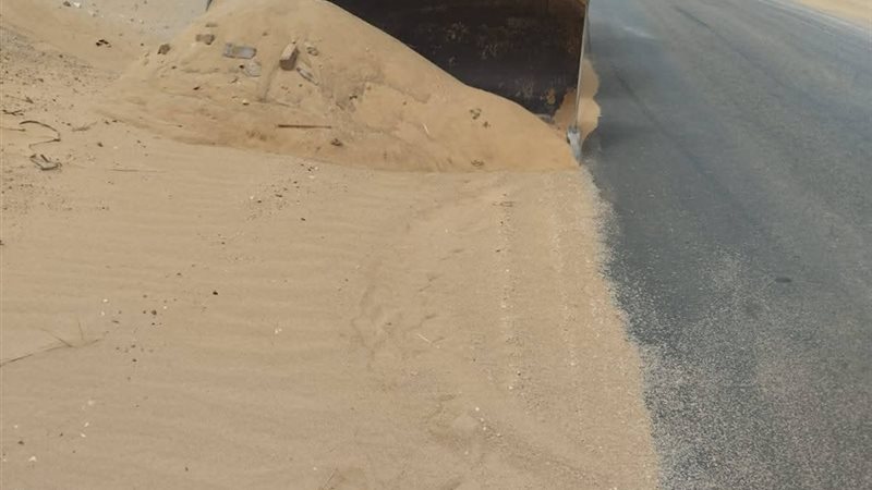 إزالة الرمال من الطرق