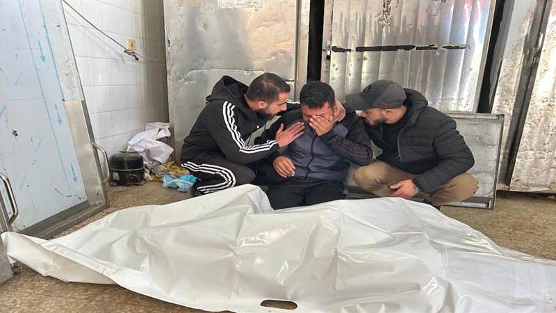 فلسطينيون يشيعون