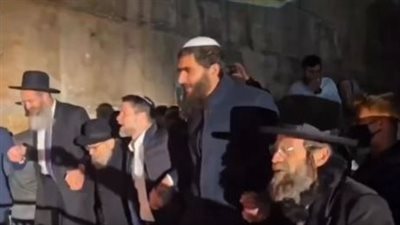 مقطع استفزازي، سموتريتش وحاخامات وآلاف المتطرفين يرقصون للنار داخل المسجد الإبراهيمي (فيديو)