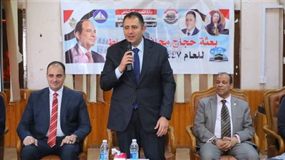محافظ دمياط يسلم تأشيرات الحج وجوازات السفر لـ136 حاجا