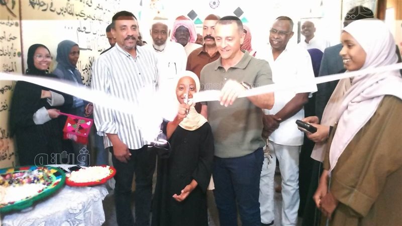 محافظ أسوان فى بيت