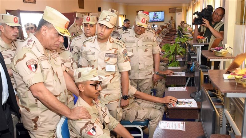  وزير الدفاع والإنتاج
