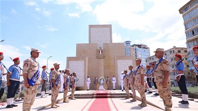 بالورود والأعلام، مسيرة لطلاب المدارس احتفالًا بالعيد القومي لدمياط 