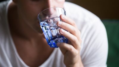 علامات تؤكد أنك تعاني من نقص السوائل بالجسم 
