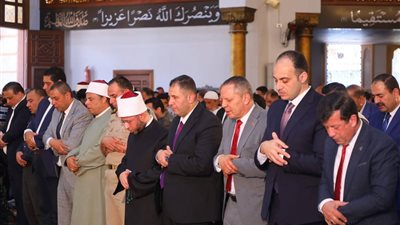 محافظ دمياط ووزير الأوقاف يؤديان صلاة الجمعة بمسجد الرحمة في رأس البر