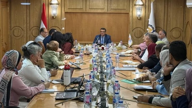 محافظ قنا خلال اللقاء