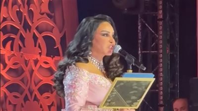 أحلام تثير الجدل من حفل الأوبرا، أشادت بجميع الفتيات العربيات عدا المصريات (فيديو)
