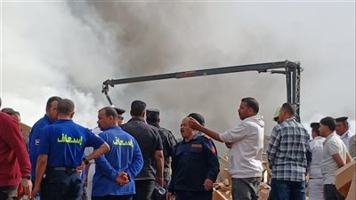 السيطرة على حريق داخل مصنع ملابس بقرية دير أبو حنس في المنيا